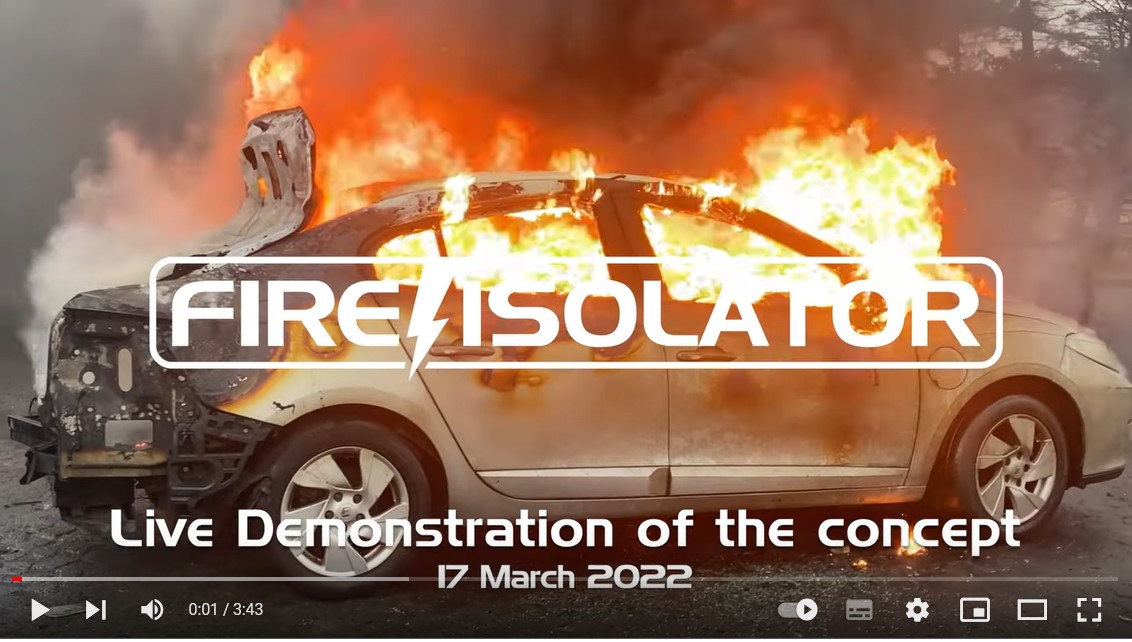 Video über Einsatz einer Löschdecke beim Brand eines Elektroautos